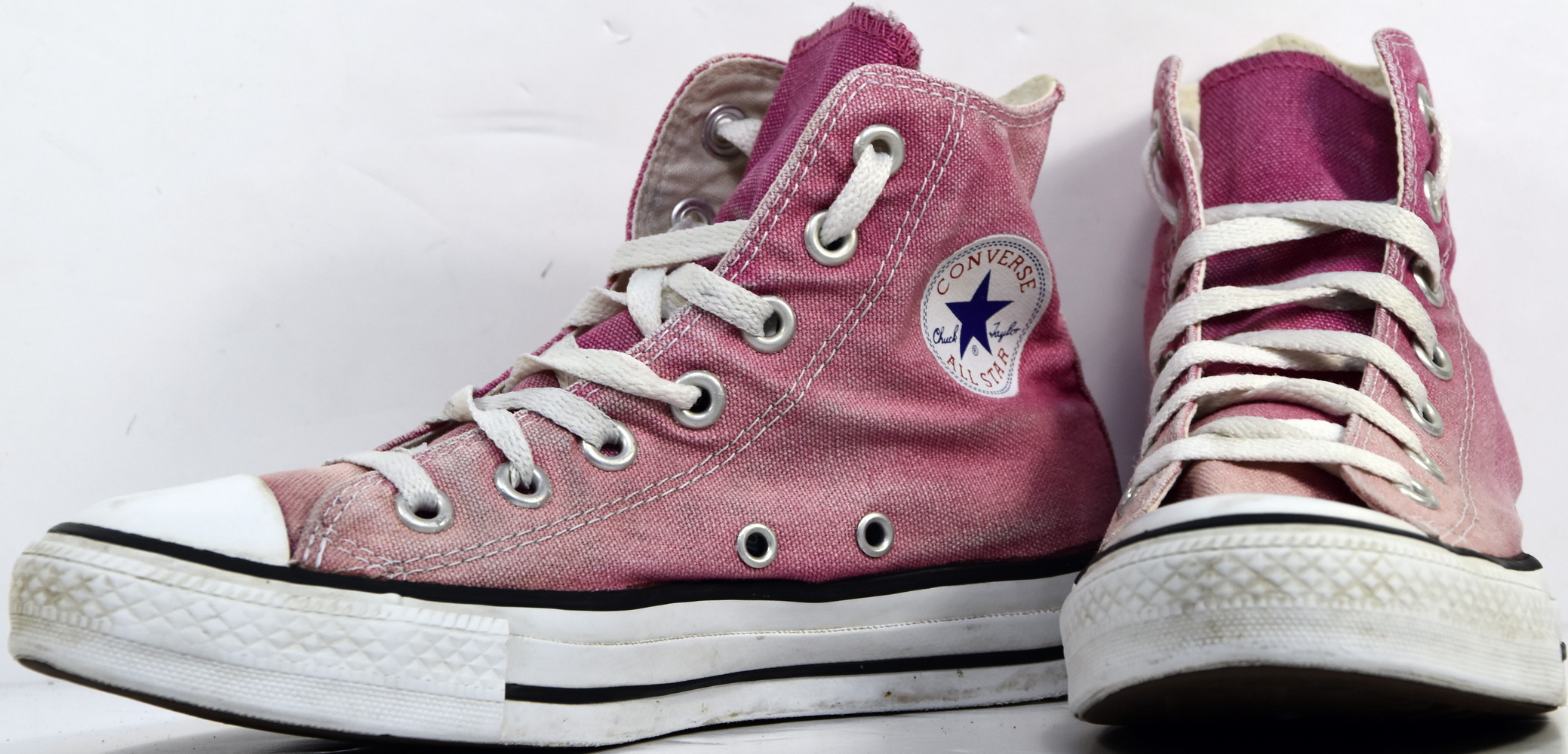 S127 BASKETS CONVERSE CHUCK TAYLOR HI ROSES T.37 UK 4.5 VALEUR 70 S127 BASKETS CONVERSE CHUCK TAYLOR HI ROSES T.37 UK 4.5 VALEUR 70